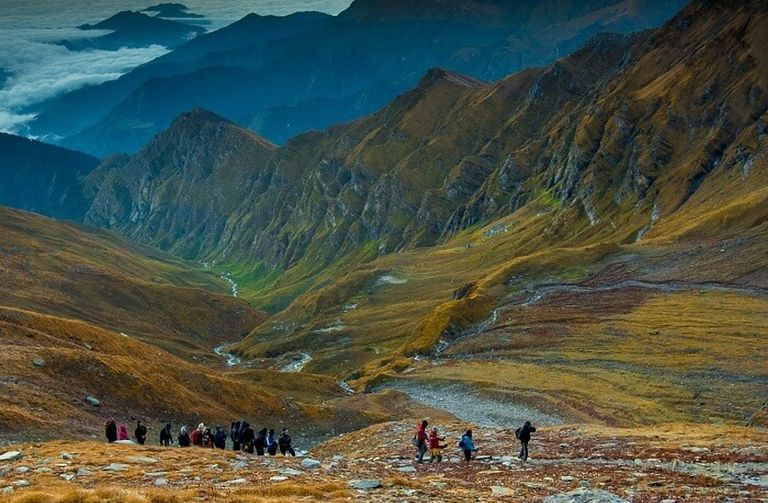 Trekkers-on-the-way-to-Roopkund.v1
